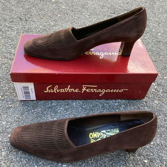 Salvatore Ferragamo, Parma Expresso Brown Calf Suede Ribbed Retro Pumps 8.5 AA - Picture 1 of 16